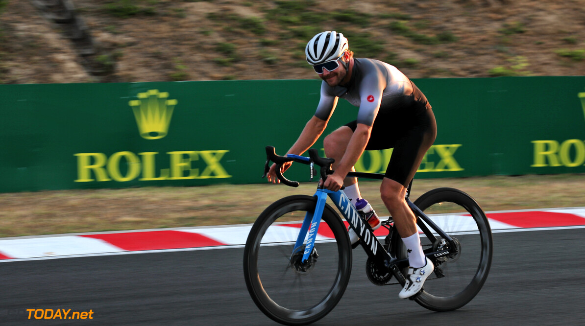 Bottas neemt deel aan wielrenwedstrijd in Australië