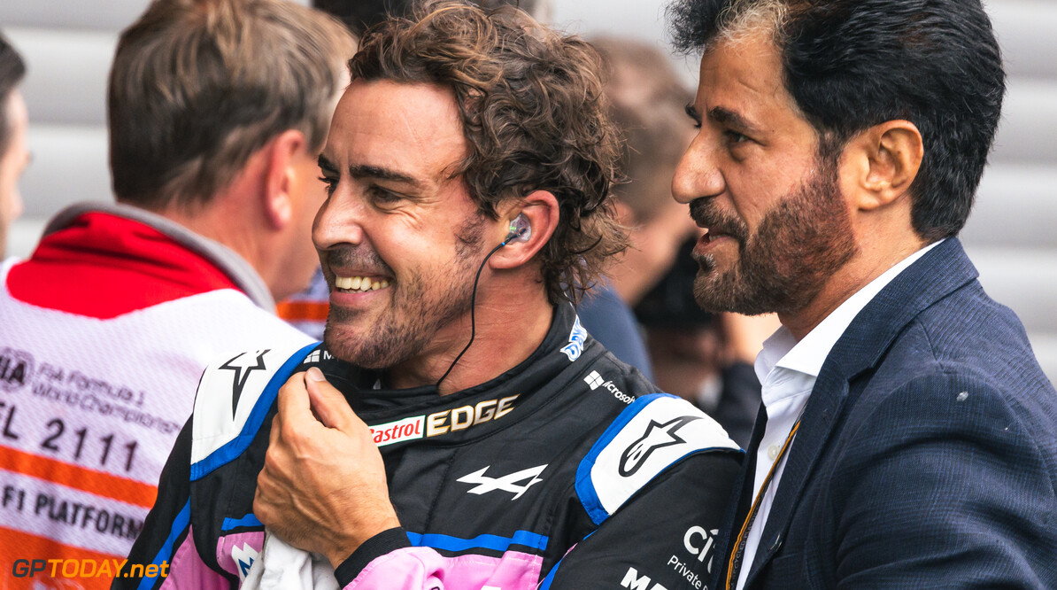 Alonso lacht om Leclerc-moment: "Ferrari doet altijd vreemde dingen met de strategie"