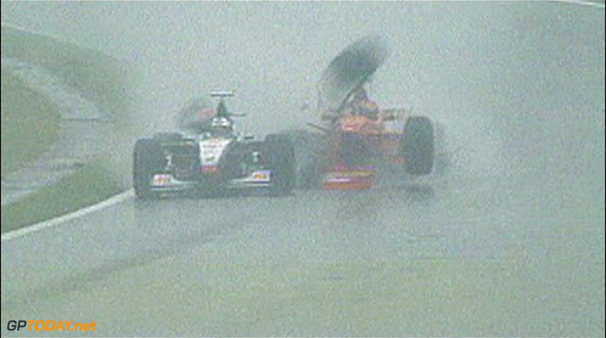 <b>Historie: </b>Schumacher kookt van woede na crash achterop Coulthard - 1998