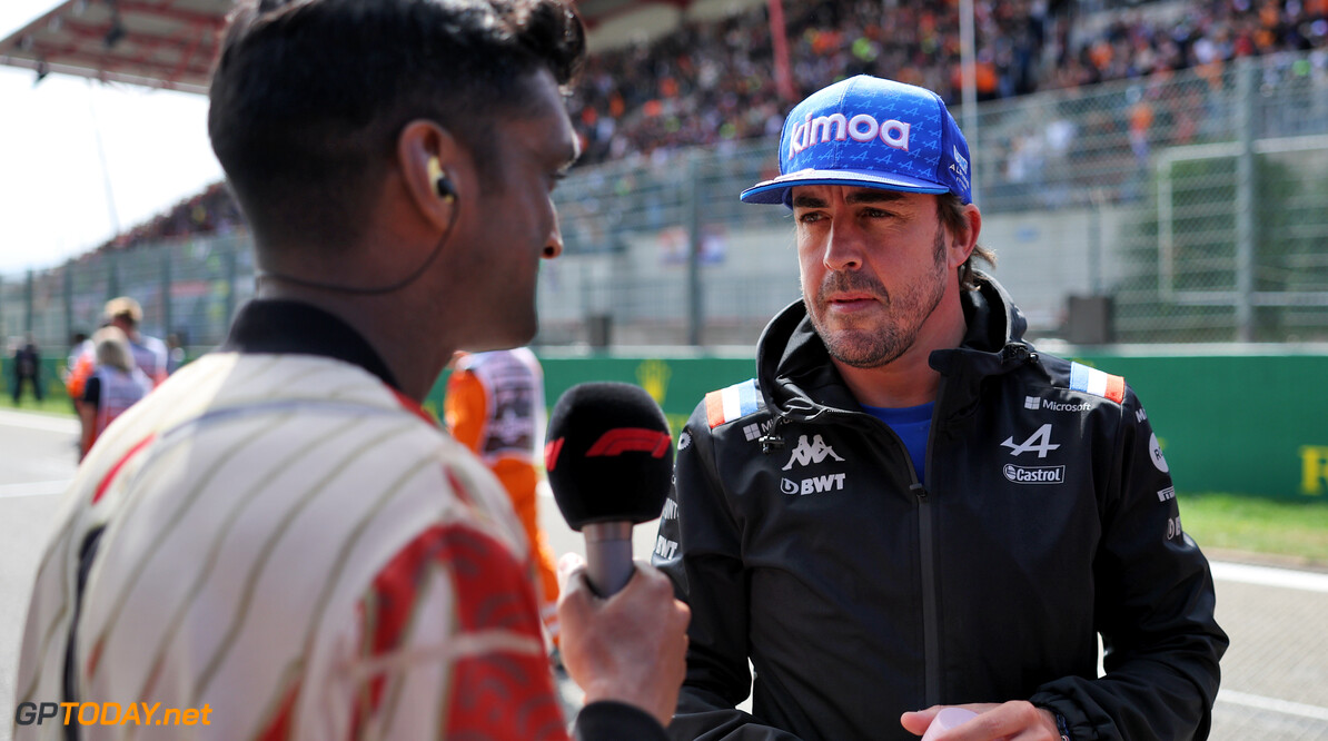 <b> Video: </b> Alonso geeft uitgevallen Hamilton een woedend handgebaar