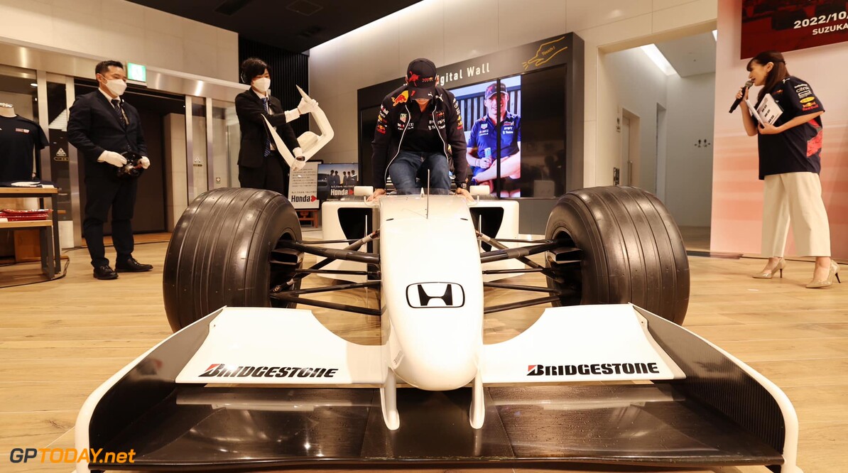 Bijzonder moment: Max Verstappen stapt in Honda-testwagen van vader Jos