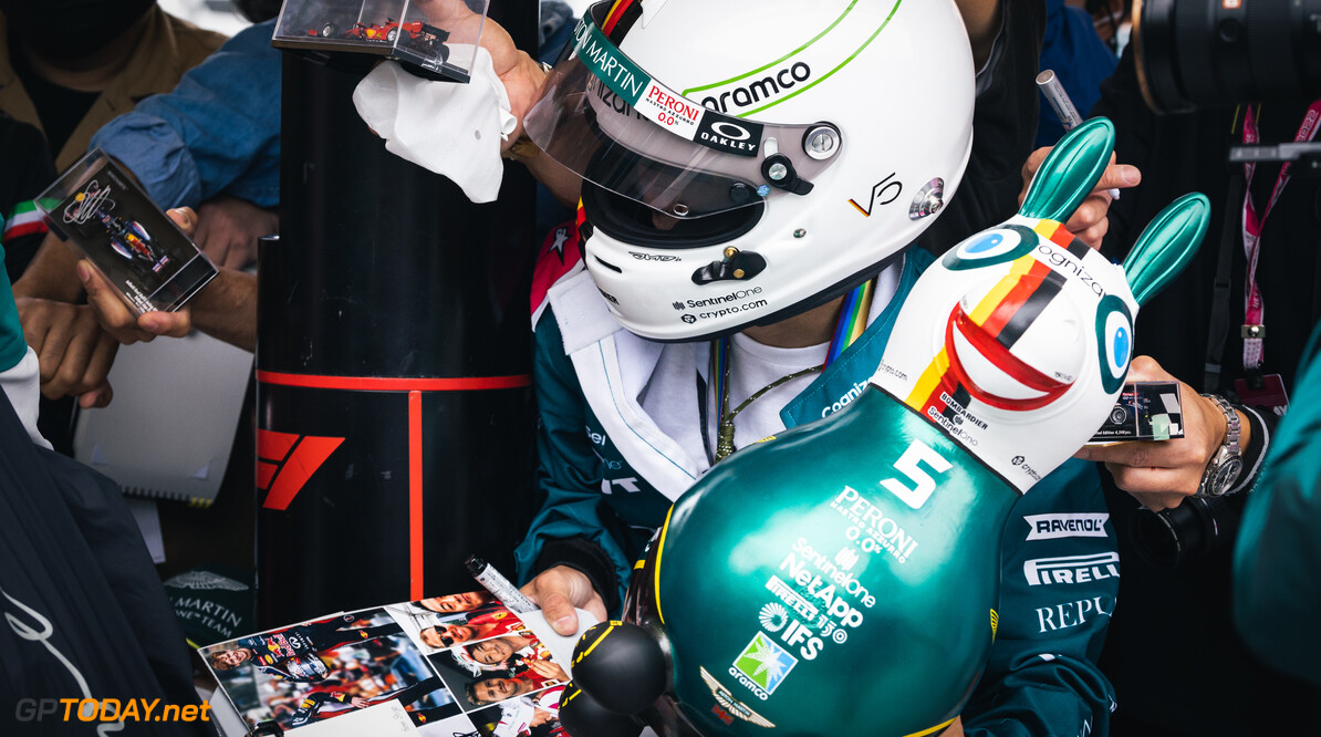 Vettel rijdt Japanse GP met speciale helm voor helmleverancier