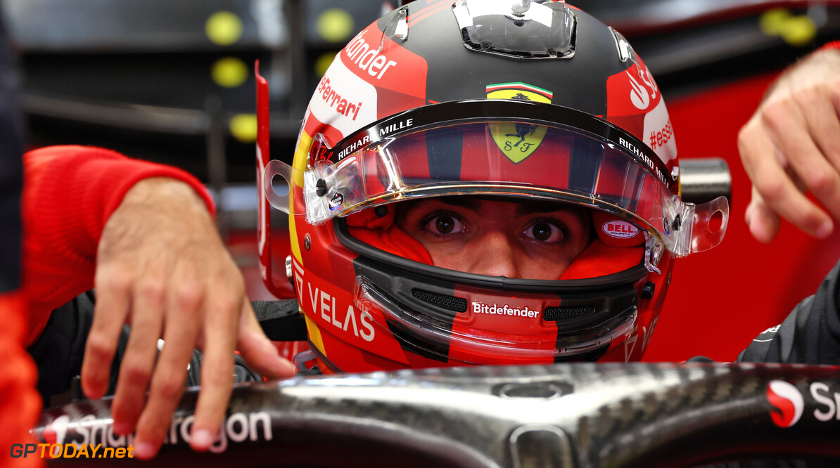 <b> Video: </b> Sainz geeft klassieke Ferrari de sporen