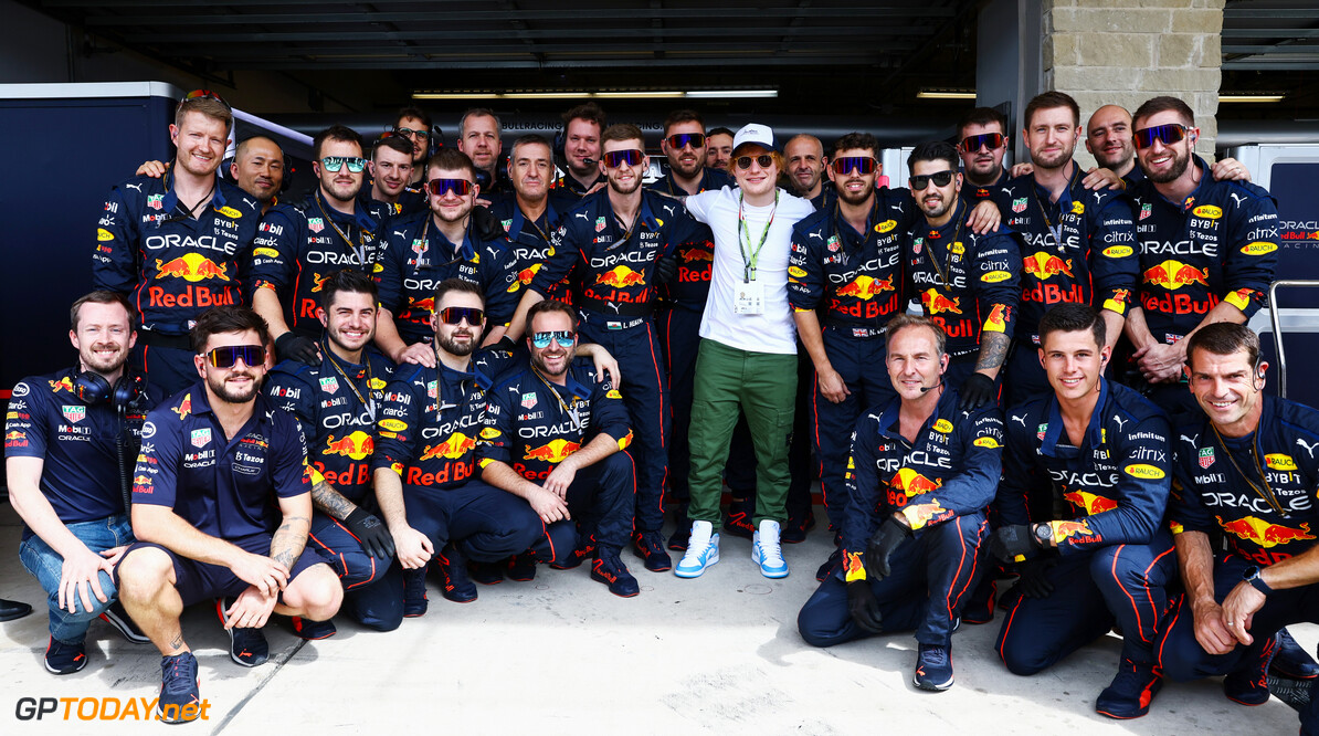 AUSTIN, TEXAS - OCTOBER 23: Ed Sheeran poses for a photo with the Red Bull Racing team prior to the F1 Grand Prix of USA at Circuit of The Americas on October 23, 2022 in Austin, Texas. (Photo by Mark Thompson/Getty Images) // Getty Images / Red Bull Content Pool // SI202210230588 // Usage for editorial use only // 
F1 Grand Prix of USA




SI202210230588