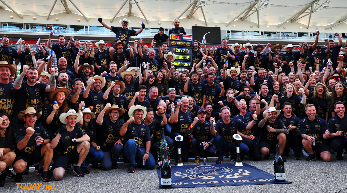 <b> Video: </b> Red Bull viert feestje met kampioenswagen