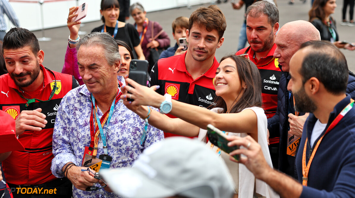 Leclerc maakt tijd voor fans tijdens bandentest