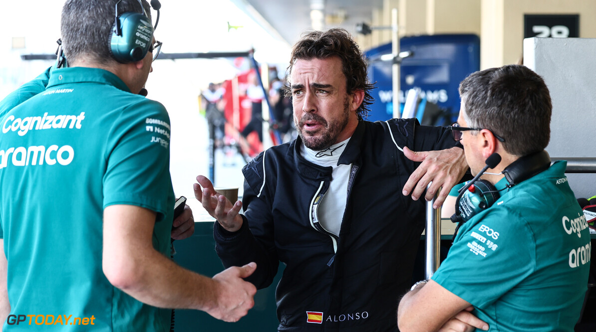 Alonso arriveert bij Aston Martin voor eerste werkdag