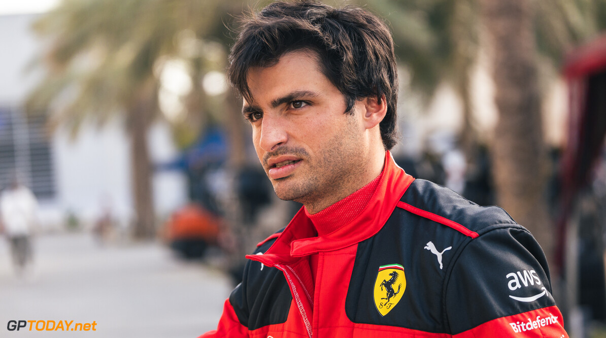 Sainz prijst Ferrari: "Auto voelt beter aan dan vorig jaar"