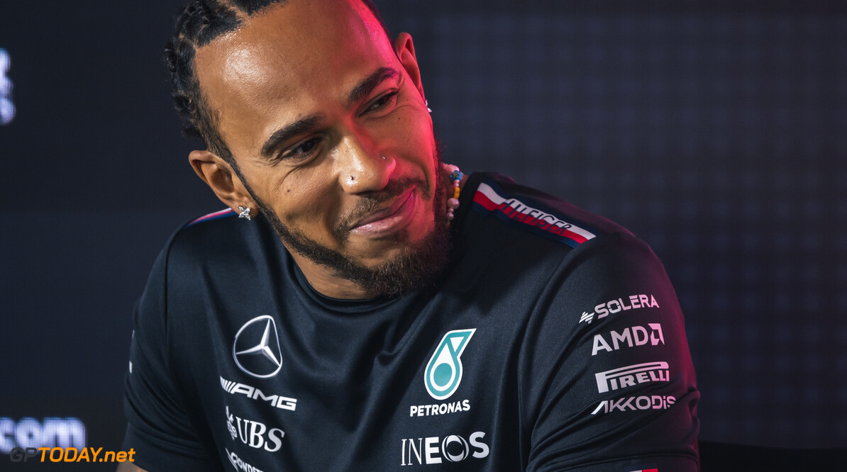 Hamilton trots op Mercedes, maar waarschuwt tegelijk: "Nog veel werk"