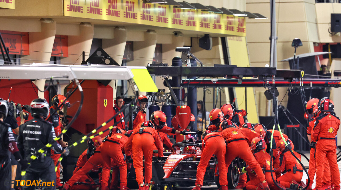 Ferrari verslaat Red Bull tijdens de pitstops