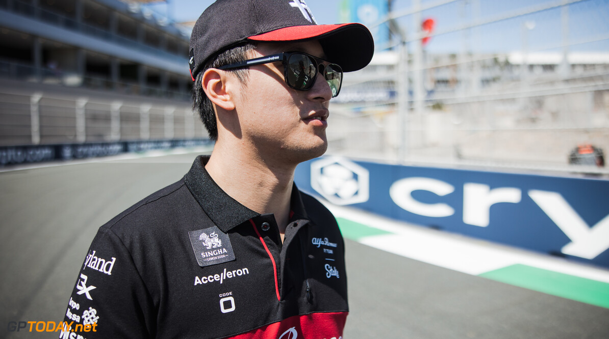 Zhou toont speciaal helmdesign voor Grand Prix Australië