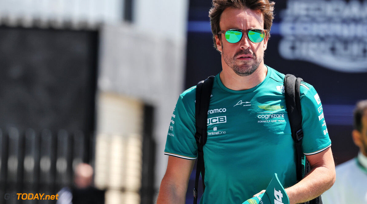 Alonso verwacht podiumplek voor Verstappen: "Minimaal"