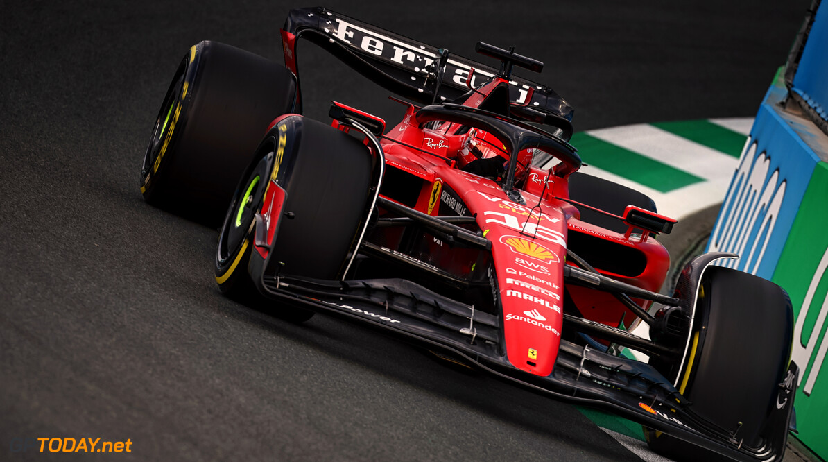 <b> Uitslag VT1 Singapore: </b> Ferrari's en hagedissen zitten Verstappen dwars