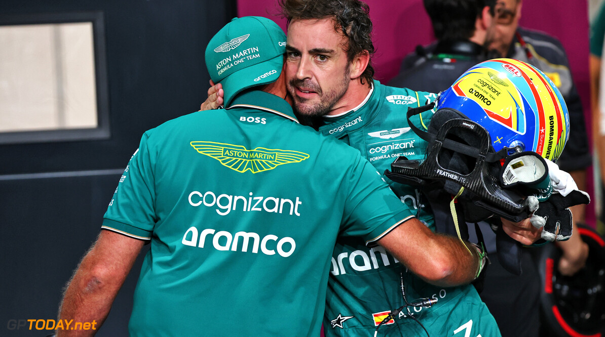 Alonso kon voor straf nog lachen: "Wat een start van het seizoen"