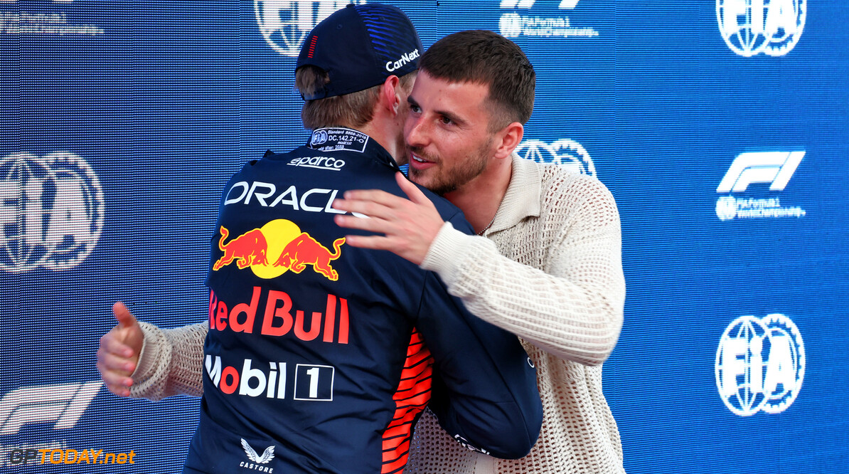 Formula One World Championship
Pole sitter Max Verstappen (NLD) Red Bull Racing receives the Pirelli Pole Position Award from Mason Mount (GBR) Football Player.

03.06.2023. Formula 1 World Championship, Rd 8, Spanish Grand Prix, Barcelona, Spain, Qualifying Day.

 - www.xpbimages.com, EMail: requests@xpbimages.com (C) Copyright: Coates / XPB Images
Motor Racing - Formula One World Championship - Spanish Grand Prix - Qualifying Day - Barcelona, Spain
XPB Images
Barcelona
Spain

Formel1 Formel F1 Formula 1 Formula1 GP Grand Prix one Circuit de Catalunya May Spanish Spain Montmelo Saturday 03 3 06 6 2023 Qualifying Portrait