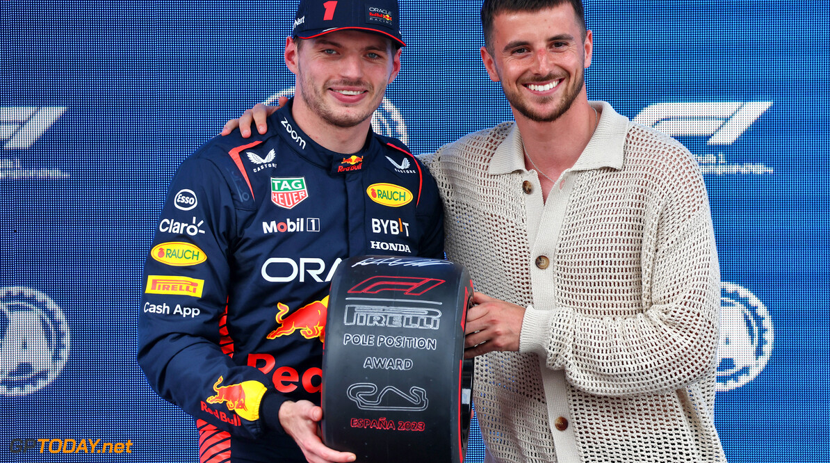 Formula One World Championship
Pole sitter Max Verstappen (NLD) Red Bull Racing receives the Pirelli Pole Position Award from Mason Mount (GBR) Football Player.



03.06.2023. Formula 1 World Championship, Rd 8, Spanish Grand Prix, Barcelona, Spain, Qualifying Day.

- www.xpbimages.com, EMail: requests@xpbimages.com (C) Copyright: Batchelor / XPB Images
Motor Racing - Formula One World Championship - Spanish Grand Prix - Qualifying Day - Barcelona, Spain
XPB Images
Barcelona
Spain

Formel1 Formel F1 Formula 1 Formula1 GP Grand Prix one Circuit de Catalunya May Spanish Spain Montmelo Saturday 03 3 06 6 2023 Qualifying Portrait