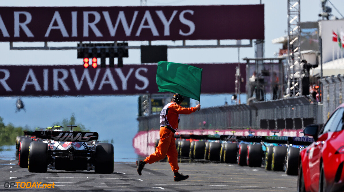 Formula One World Championship
A marshal waves the green flag as the race starts.

23.07.2023. Formula 1 World Championship, Rd 12, Hungarian Grand Prix, Budapest, Hungary, Race Day.

 - www.xpbimages.com, EMail: requests@xpbimages.com (C) Copyright: Coates / XPB Images
Motor Racing - Formula One World Championship - Hungarian Grand Prix - Race Day - Budapest, Hungary
XPB Images
Budapest
Hungary

Formel1 Formel F1 Formula 1 Formula1 GP Grand Prix one Circuit H