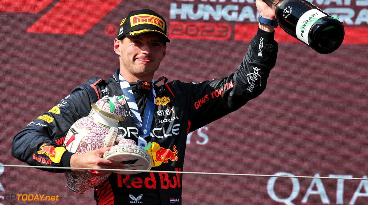 Verstappen krijgt nieuwe trofee na foutje van Norris tijdens podiumviering Hongarije