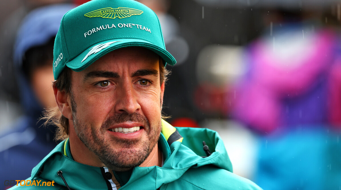 Aston Martin ontvangt jarige Alonso met taart en gezang