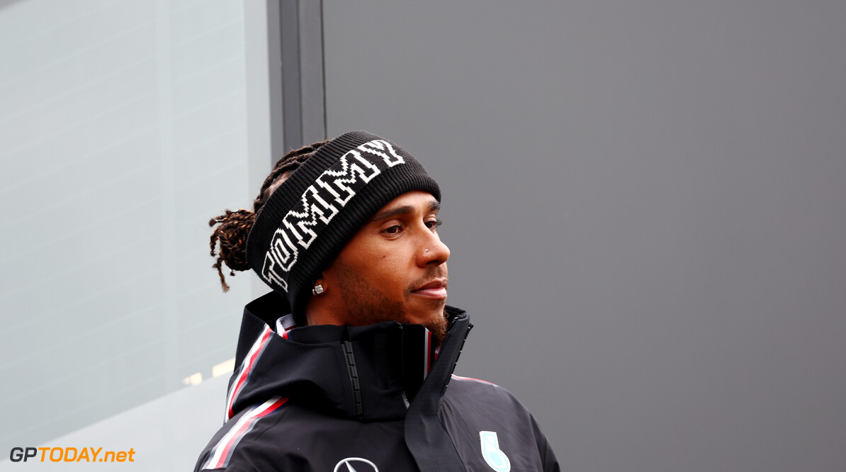 <b> Video: </b> Dit is wat Lewis Hamilton tijdens een Grand Prix-weekend draagt