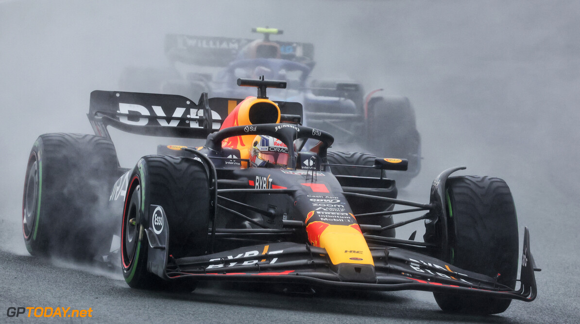 <b> Uitslag Grand Prix van Nederland: </b> Verstappen wint Dutch GP en evenaart Vettel in bizar regenspektakel