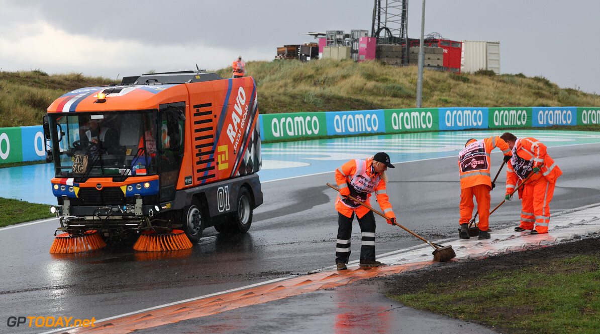 Formula One World Championship
Circuit atmosphere - marshals sweep rain from the track.

27.08.2023. Formula 1 World Championship, Rd 14, Dutch Grand Prix, Zandvoort, Netherlands, Race Day.

- www.xpbimages.com, EMail: requests@xpbimages.com (C) Copyright: Miltenburg / XPB Images
Motor Racing - Formula One World Championship - Dutch Grand Prix - Race Day - Zandvoort, Netherlands
XPB Images
Zandvoort
Netherlands

Formel1 Formel F1 Formula 1 Formula1 GP Grand Prix one Circuit Z