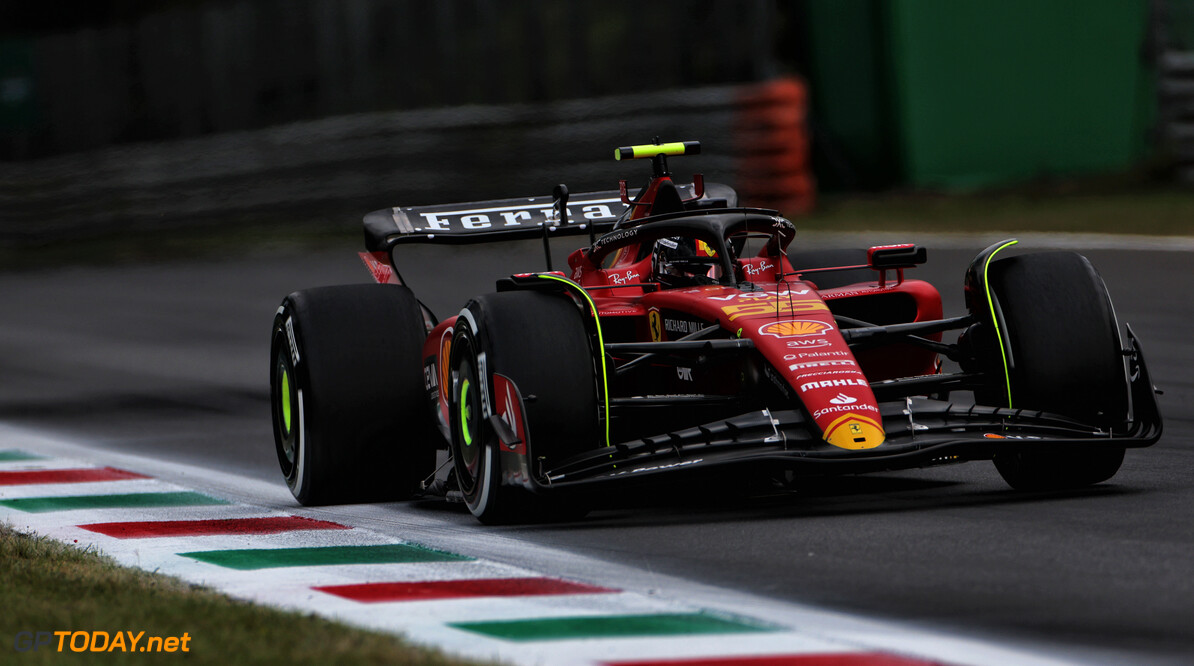 <b> Uitslag kwalificatie Italië: </b> Sainz verslaat Verstappen, Ferrari's ontlopen straf