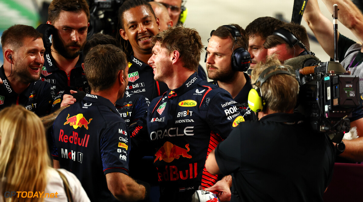 Teamgenoot looft Verstappen: "Hij geeft om de mensen in de garage"