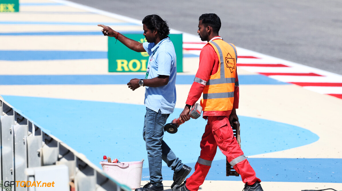 Formula One World Championship
Circuit workers remove a damaged drain cover at turn 11.

22.02.2024. Formula 1 Testing, Sakhir, Bahrain, Day Two.

- www.xpbimages.com, EMail: requests@xpbimages.com (C) Copyright: Bearne / XPB Images
Motor Racing - Formula One Testing - Day Two - Sakhir, Bahrain
xpbimages.com
Sakhir
Bahrain

Formel1 Formel F1 Formula 1 Formula1 Test Testing one Bahrain In