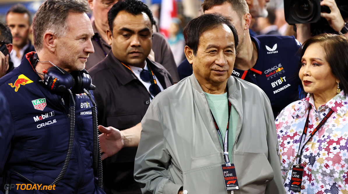 Formula One World Championship
(L to R): Christian Horner (GBR) Red Bull Racing Team Principal on the grid with Chalerm Yoovidhya (THA) Red Bull Racing Co-Owner and his wife.

02.03.2024. Formula 1 World Championship, Rd 1, Bahrain Grand Prix, Sakhir, Bahrain, Race Day.

- www.xpbimages.com, EMail: requests@xpbimages.com (C) Copyright: Batchelor / XPB Images
Motor Racing - Formula One World Championship - Bahrain Grand Prix - Race Day - Sakhir, Bahrain
xpbimages.com
Sakhir
Bahrain

Formel1 Formel F1 Formula 1 Formula1 GP Grand Prix one Bahrain I