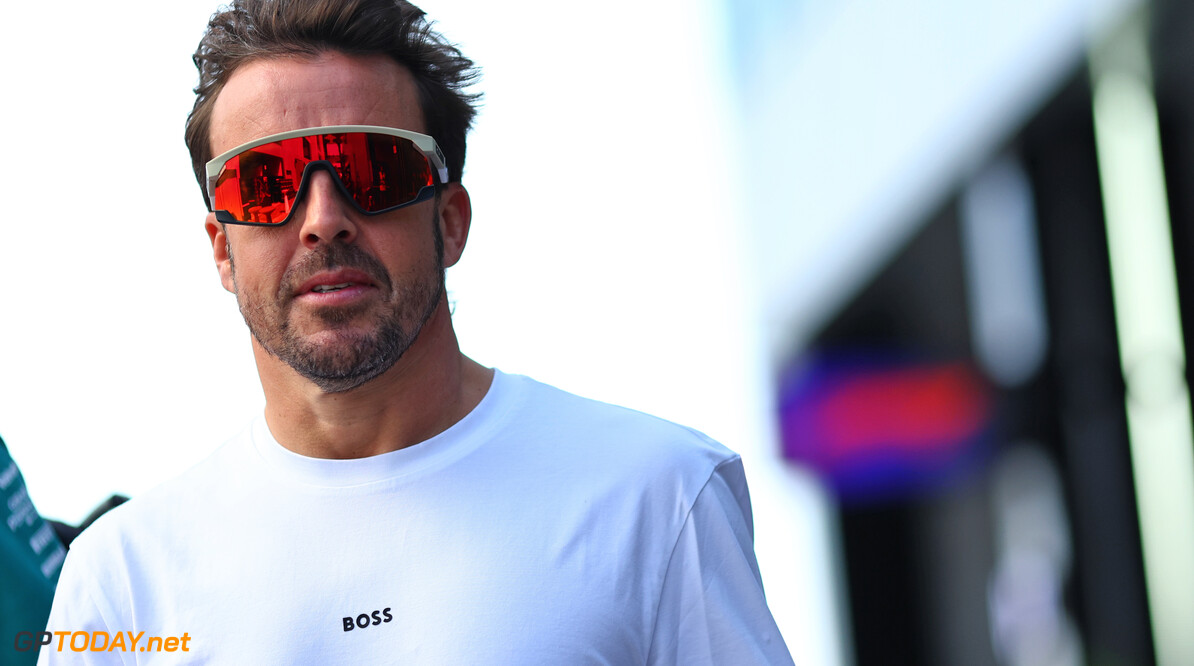 Alonso denkt dat hij op lijstjes van Red Bull en Mercedes staat