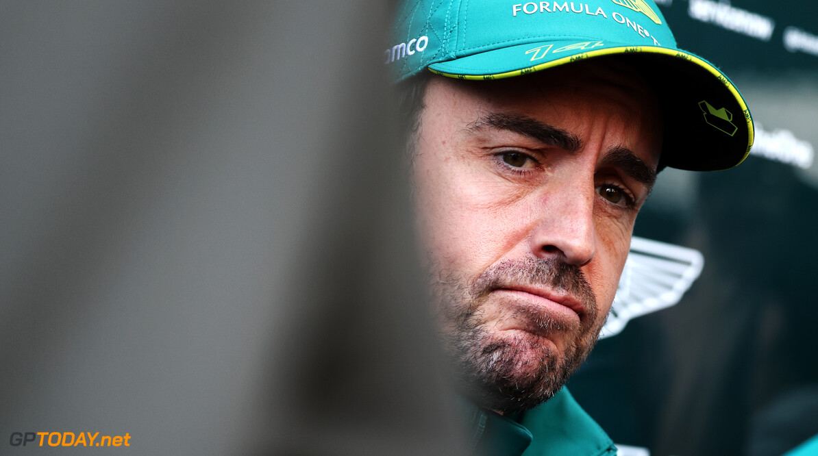 Alonso zwaar bestraft na Russell-crash