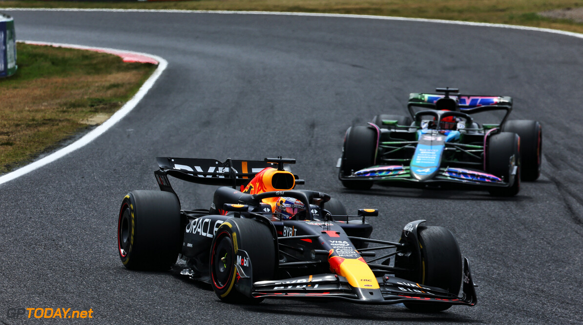 <b> Uitslag Grand Prix van Japan: </b> Oppermachtige Verstappen grijpt zege, Perez maakt Red Bull-feestje compleet