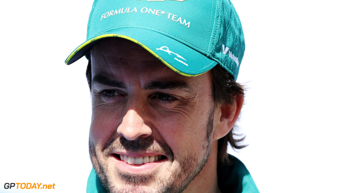 Alonso lacht: "De auto is beter geworden"