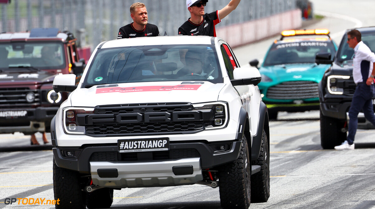 Formula One World Championship
(L to R): Kevin Magnussen (DEN) Haas F1 Team and Nico Hulkenberg (GER) Haas F1 Team on the drivers' parade.

30.06.2024. Formula 1 World Championship, Rd 11, Austrian Grand Prix, Spielberg, Austria, Race Day.

 - www.xpbimages.com, EMail: requests@xpbimages.com (C) Copyright: Coates / XPB Images
Motor Racing - Formula One World Championship - Austrian Grand Prix - Race Day - Spielberg, Austria
xpbimages.com
Spielberg
Austria

Formel1 Formel F1 Formula 1 Formula1 GP Grand Prix one Circuit A