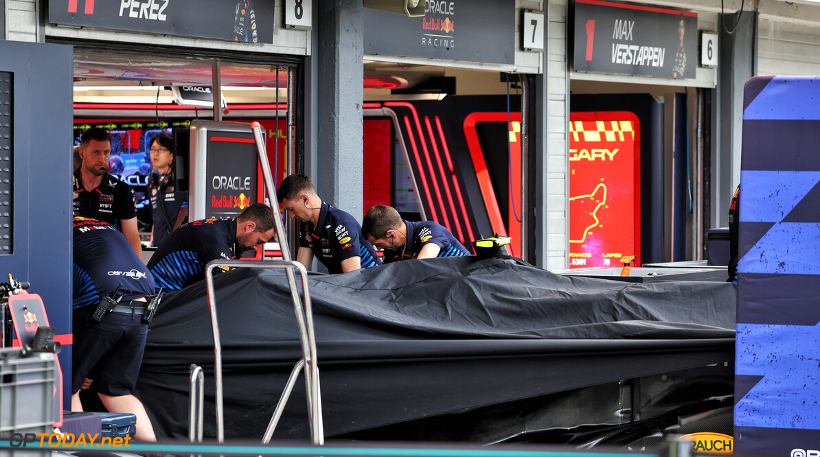 Formula One World Championship
The damaged Red Bull Racing RB20 of Sergio Perez (MEX) is recovered back to the pits after he crashed in qualifying.

20.07.2024. Formula 1 World Championship, Rd 13, Hungarian Grand Prix, Budapest, Hungary, Qualifying Day.

- www.xpbimages.com, EMail: requests@xpbimages.com (C) Copyright: Batchelor / XPB Images
Motor Racing - Formula One World Championship - Hungarian Grand Prix - Qualifying Day - Budapest, Hungary
XPB Images
Budapest
Hungary

Formel1 Formel F1 Formula 1 Formula1 GP Grand Prix one Circuit H