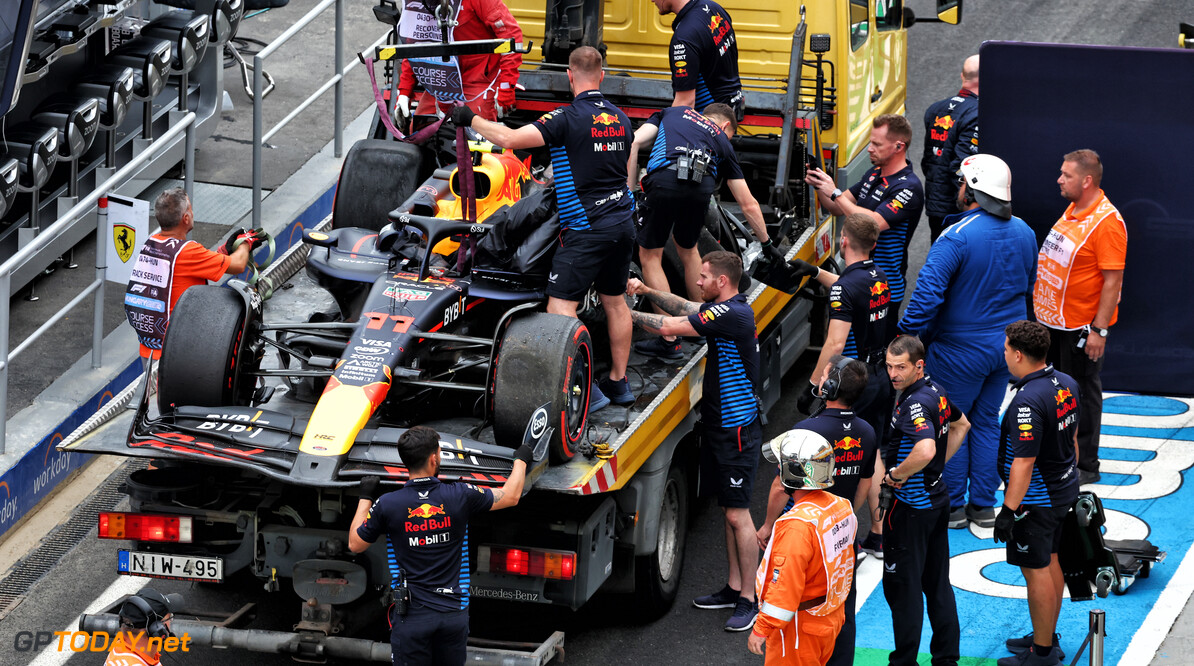 Formula One World Championship
The Red Bull Racing RB20 of Sergio Perez (MEX) Red Bull Racing is recovered back to the pits on the back of a truck after he crashed in qualifying.

20.07.2024. Formula 1 World Championship, Rd 13, Hungarian Grand Prix, Budapest, Hungary, Qualifying Day.

 - www.xpbimages.com, EMail: requests@xpbimages.com (C) Copyright: Coates / XPB Images
Motor Racing - Formula One World Championship - Hungarian Grand Prix - Qualifying Day - Budapest, Hungary
XPB Images
Budapest
Hungary

Formel1 Formel F1 Formula 1 Formula1 GP Grand Prix one Circuit H