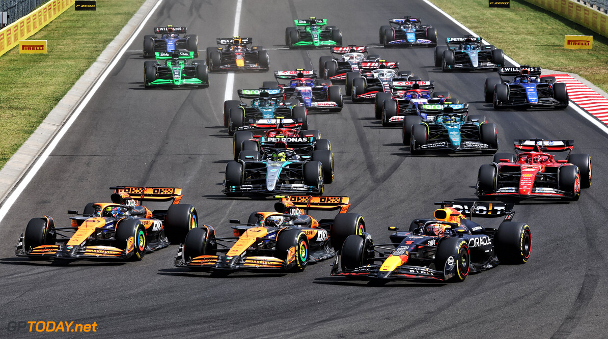 Formula One World Championship
(L to R): Oscar Piastri (AUS) McLaren MCL38; Lando Norris (GBR) McLaren MCL38; and Max Verstappen (NLD) Red Bull Racing RB20, at the start of the race.

21.07.2024. Formula 1 World Championship, Rd 13, Hungarian Grand Prix, Budapest, Hungary, Race Day.

- www.xpbimages.com, EMail: requests@xpbimages.com (C) Copyright: Charniaux / XPB Images
Motor Racing - Formula One World Championship - Hungarian Grand Prix - Race Day - Budapest, Hungary
XPB Images
Budapest
Hungary

Formel1 Formel F1 Formula 1 Formula1 GP Grand Prix one Circuit H