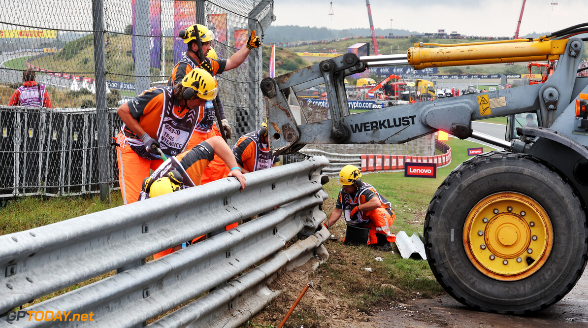 Formula One World Championship
Barrier repairs on the circuit after Logan Sargeant (USA) Williams Racing crashed in the third practice session.

24.08.2024. Formula 1 World Championship, Rd 15, Dutch Grand Prix, Zandvoort, Netherlands, Qualifying Day.

- www.xpbimages.com, EMail: requests@xpbimages.com (C) Copyright: Moy / XPB Images
Motor Racing - Formula One World Championship - Dutch Grand Prix - Qualifying Day - Zandvoort, Netherlands
XPB Images
Zandvoort
Netherlands

Formel1 Formel F1 Formula 1 Formula1 GP Grand Prix one Circuit Z