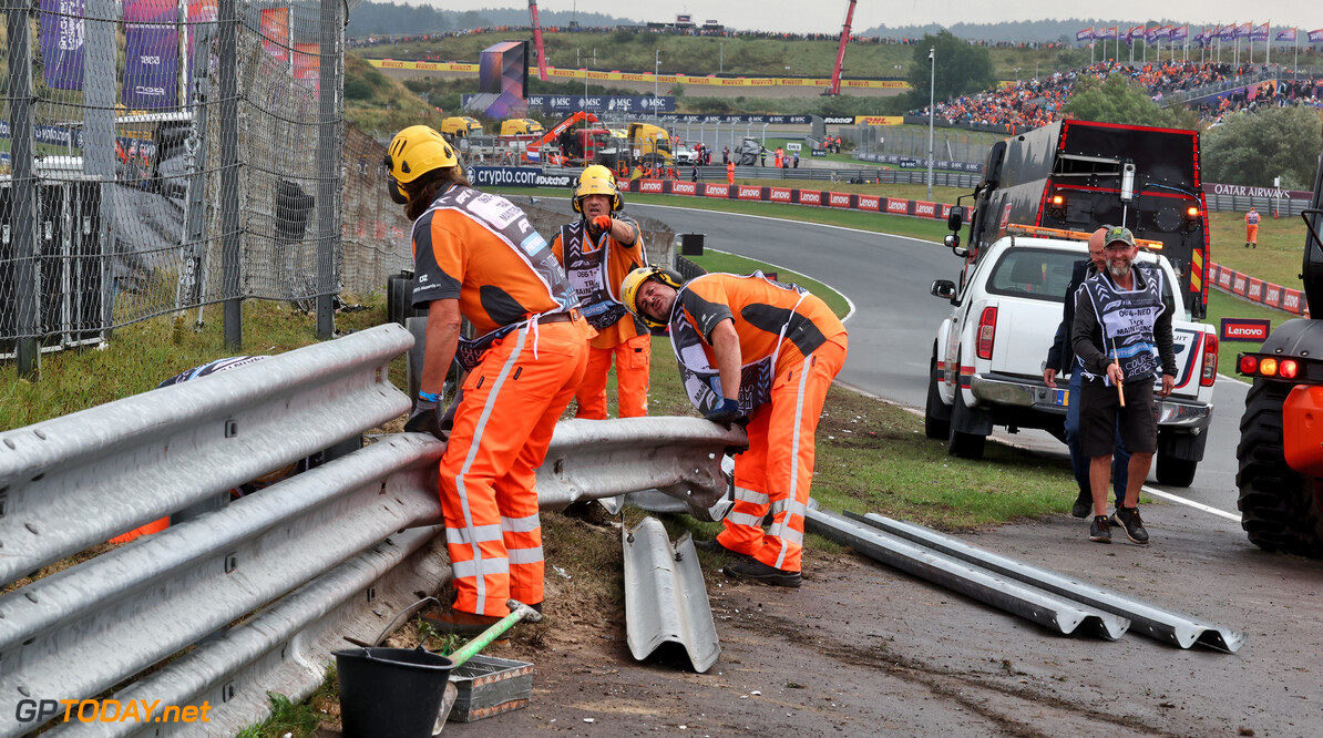 Formula One World Championship
Barrier repairs on the circuit after Logan Sargeant (USA) Williams Racing crashed in the third practice session.

24.08.2024. Formula 1 World Championship, Rd 15, Dutch Grand Prix, Zandvoort, Netherlands, Qualifying Day.

- www.xpbimages.com, EMail: requests@xpbimages.com (C) Copyright: Moy / XPB Images
Motor Racing - Formula One World Championship - Dutch Grand Prix - Qualifying Day - Zandvoort, Netherlands
XPB Images
Zandvoort
Netherlands

Formel1 Formel F1 Formula 1 Formula1 GP Grand Prix one Circuit Z