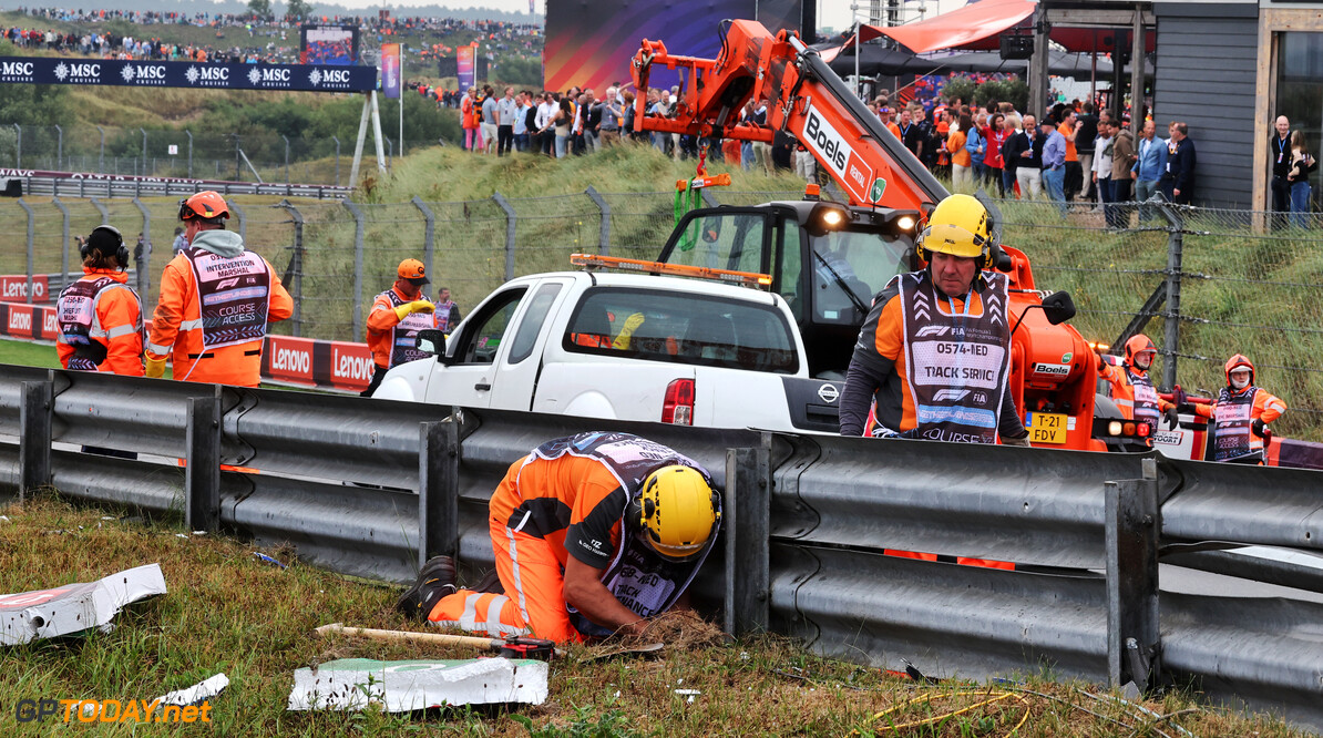 Formula One World Championship
Barrier repairs on the circuit after Logan Sargeant (USA) Williams Racing crashed in the third practice session.

24.08.2024. Formula 1 World Championship, Rd 15, Dutch Grand Prix, Zandvoort, Netherlands, Qualifying Day.

- www.xpbimages.com, EMail: requests@xpbimages.com (C) Copyright: Moy / XPB Images
Motor Racing - Formula One World Championship - Dutch Grand Prix - Qualifying Day - Zandvoort, Netherlands
XPB Images
Zandvoort
Netherlands

Formel1 Formel F1 Formula 1 Formula1 GP Grand Prix one Circuit Z