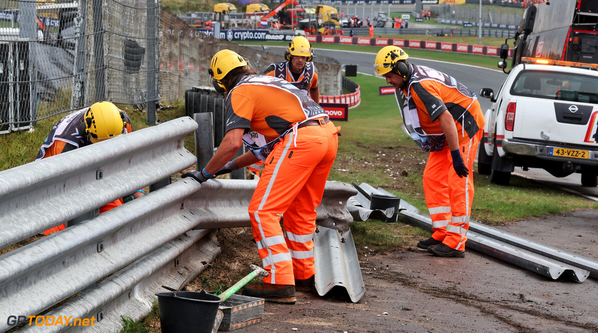 Formula One World Championship
Barrier repairs on the circuit after Logan Sargeant (USA) Williams Racing crashed in the third practice session.

24.08.2024. Formula 1 World Championship, Rd 15, Dutch Grand Prix, Zandvoort, Netherlands, Qualifying Day.

- www.xpbimages.com, EMail: requests@xpbimages.com (C) Copyright: Moy / XPB Images
Motor Racing - Formula One World Championship - Dutch Grand Prix - Qualifying Day - Zandvoort, Netherlands
XPB Images
Zandvoort
Netherlands

Formel1 Formel F1 Formula 1 Formula1 GP Grand Prix one Circuit Z