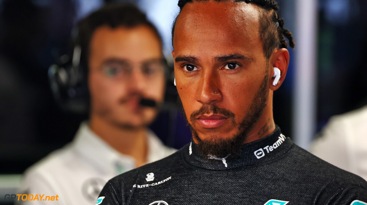 Mercedes reageert op Hamilton-geruchten