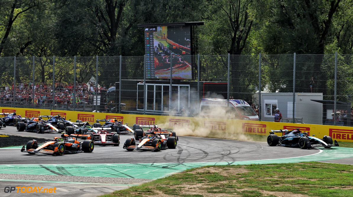 Formula One World Championship
Lando Norris (GBR) McLaren MCL38 leads team mate Oscar Piastri (AUS) McLaren MCL38 at the start of the race as George Russell (GBR) Mercedes AMG F1 W15 runs wide.

01.09.2024. Formula 1 World Championship, Rd 16, Italian Grand Prix, Monza, Italy, Race Day.

- www.xpbimages.com, EMail: requests@xpbimages.com (C) Copyright: Batchelor / XPB Images
Motor Racing - Formula One World Championship - Italian Grand Prix - Race Day - Monza, Italy
XPB Images
Monza
Italy

Formel1 Formel F1 Formula 1 Formula1 GP Grand Prix Italy Italian