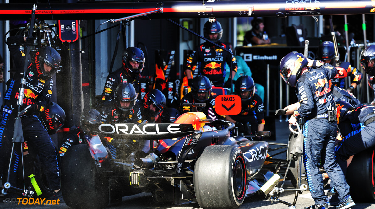 Formula One World Championship
Max Verstappen (NLD) Red Bull Racing RB20 makes a pit stop.

15.09.2024. Formula 1 World Championship, Rd 17, Azerbaijan Grand Prix, Baku Street Circuit, Azerbaijan, Race Day.

- www.xpbimages.com, EMail: requests@xpbimages.com (C) Copyright: Batchelor / XPB Images
Motor Racing - Formula One World Championship - Azerbaijan Grand Prix - Race Day - Baku, Azerbaijan
XPB Images
Baku
Azerbaijan

Formel1 Formel F1 Formula 1 Formula1 GP Grand Prix one Circuit Baku Azerbaijan Sunday September 15 09 9 2024 Race Action Track Pit Stop Pitstop