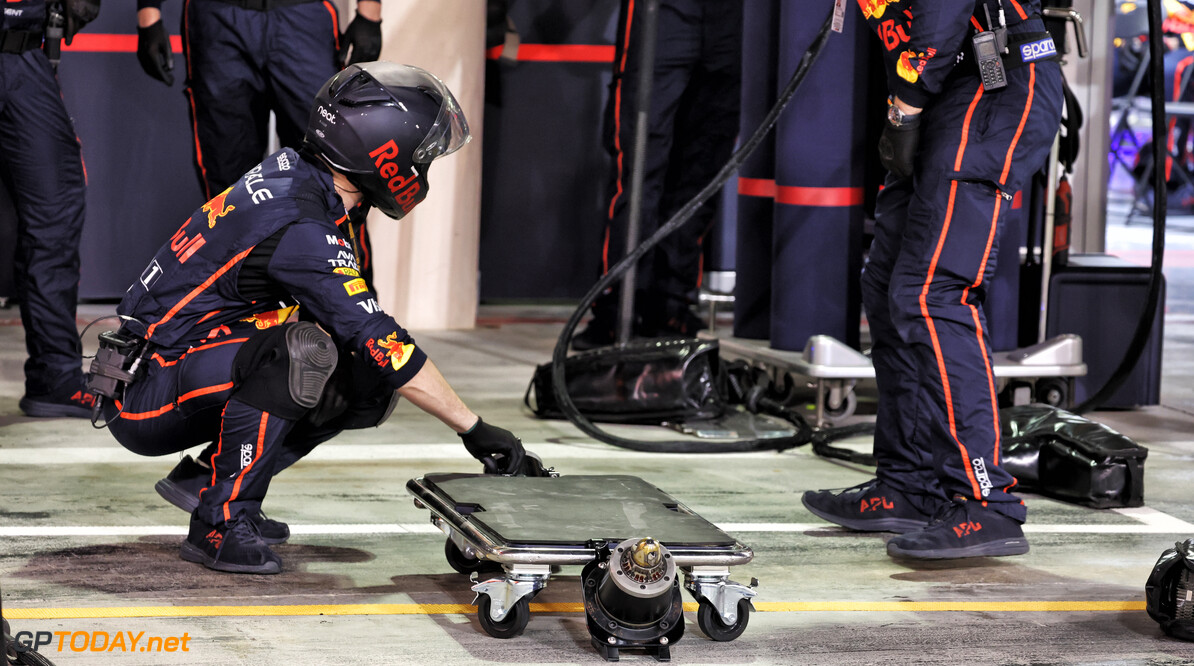 Formula One World Championship
Red Bull Racing mechanics in the pits.

13.04.2025. Formula 1 World Championship, Rd 4, Bahrain Grand Prix, Sakhir, Bahrain, Race Day.

- www.xpbimages.com, EMail: requests@xpbimages.com (C) Copyright: Bearne / XPB Images
Motor Racing - Formula One World Championship - Bahrain Grand Prix - Race Day - Sakhir, Bahrain
xpbimages.com
Sakhir
Bahrain

Formel1 Formel F1 Formula 1 Formula1 GP Grand Prix one Bahrain International Circuit BIC Manama Bahrain Sakhir Sunday April 13 04 4 2025 Race Portrait