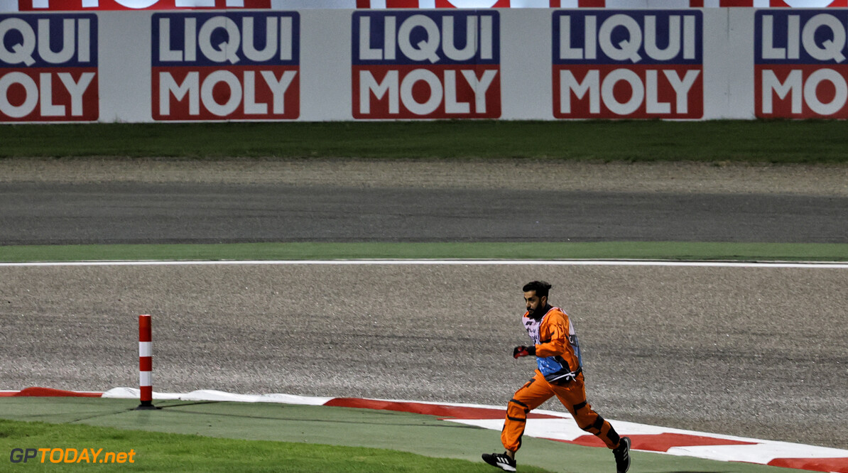 Formula One World Championship
A marshal removes debris from turn 1.

13.04.2025. Formula 1 World Championship, Rd 4, Bahrain Grand Prix, Sakhir, Bahrain, Race Day.

- www.xpbimages.com, EMail: requests@xpbimages.com (C) Copyright: Batchelor / XPB Images
Motor Racing - Formula One World Championship - Bahrain Grand Prix - Race Day - Sakhir, Bahrain
xpbimages.com
Sakhir
Bahrain

Formel1 Formel F1 Formula 1 Formula1 GP Grand Prix one Bahrain International Circuit BIC Manama Bahrain Sakhir Sunday April 13 04 4 2025 Race Portrait Marshal Marshals Marshall Marshalls