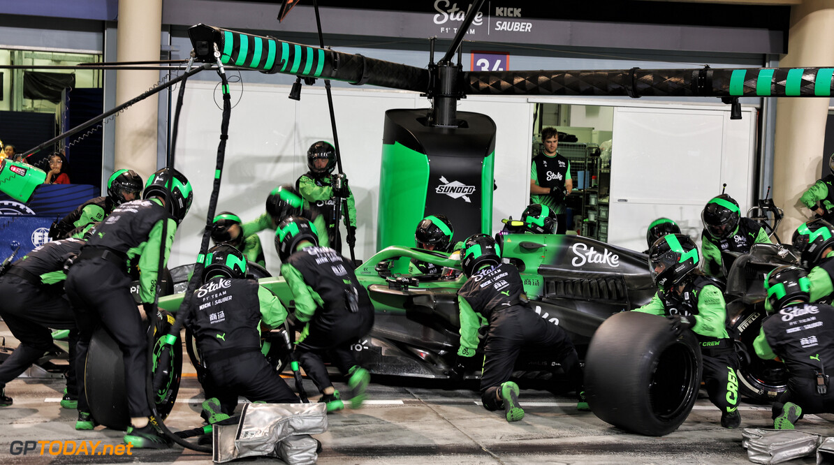 Formula One World Championship
Gabriel Bortoleto (BRA) Sauber C45 makes a pit stop.

13.04.2025. Formula 1 World Championship, Rd 4, Bahrain Grand Prix, Sakhir, Bahrain, Race Day.

- www.xpbimages.com, EMail: requests@xpbimages.com (C) Copyright: Bearne / XPB Images
Motor Racing - Formula One World Championship - Bahrain Grand Prix - Race Day - Sakhir, Bahrain
xpbimages.com
Sakhir
Bahrain

Formel1 Formel F1 Formula 1 Formula1 GP Grand Prix one Bahrain International Circuit BIC Manama Bahrain Sakhir Sunday April 13 04 4 2025 Race Action Track Pit Stop Pitstop Stake F1 Team Kick Sauber