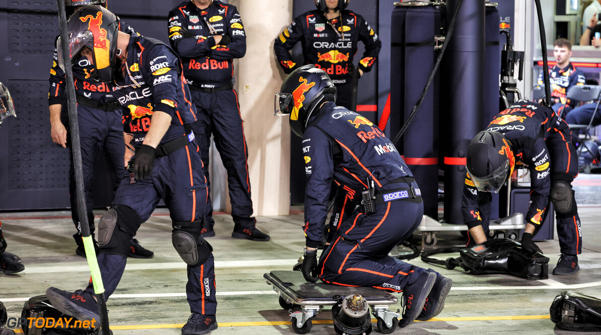Formula One World Championship
Red Bull Racing mechanics in the pits.

13.04.2025. Formula 1 World Championship, Rd 4, Bahrain Grand Prix, Sakhir, Bahrain, Race Day.

- www.xpbimages.com, EMail: requests@xpbimages.com (C) Copyright: Bearne / XPB Images
Motor Racing - Formula One World Championship - Bahrain Grand Prix - Race Day - Sakhir, Bahrain
xpbimages.com
Sakhir
Bahrain

Formel1 Formel F1 Formula 1 Formula1 GP Grand Prix one Bahrain International Circuit BIC Manama Bahrain Sakhir Sunday April 13 04 4 2025 Race Portrait