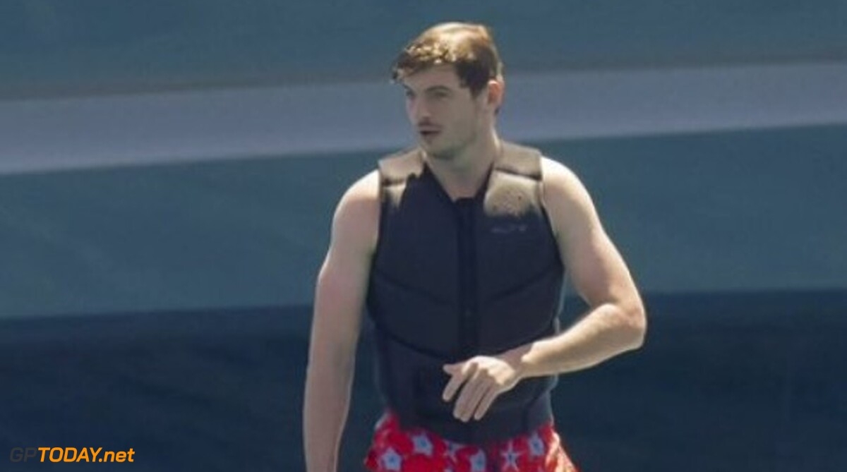 Verstappen viert vakantie met F1-coureur Bortoleto en is gespot op surfplank